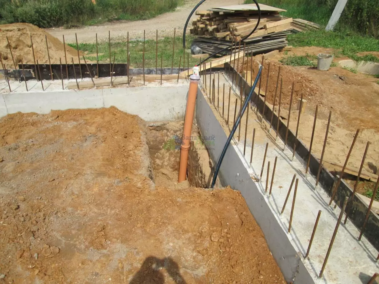 прокладка канализации и воду в фундаменте