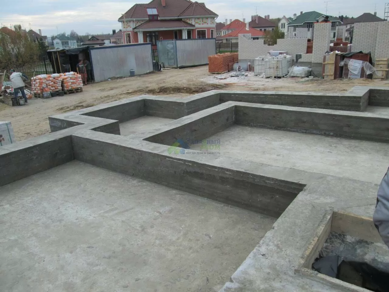 строительство монолитной фундаментной плиты бани