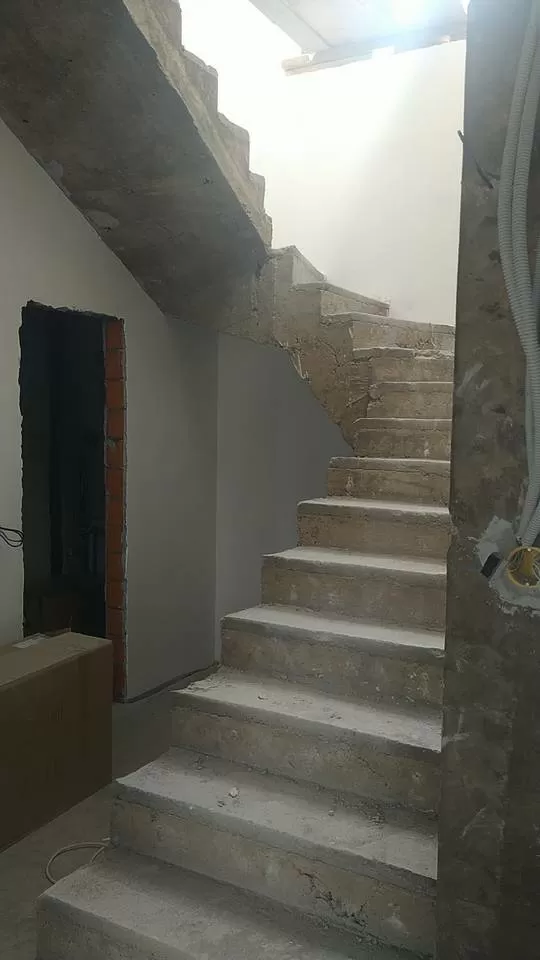 межэтажная бетонная лестница в коттедже